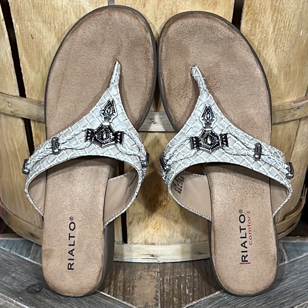 Rialto Bailee Comfort Taupe Croc Faux Leather Medallion Thong Sandals Womens 8.5